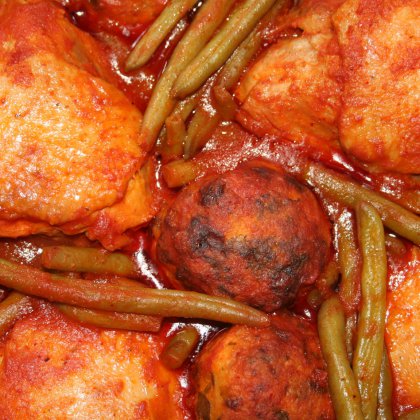 עוף וכדורי עוף עם שעועית ירוקה