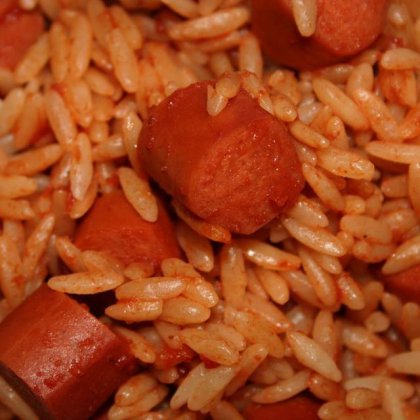 פתיתים עם נקניקיות עוף ברוטב ברבקיו ועגבניות