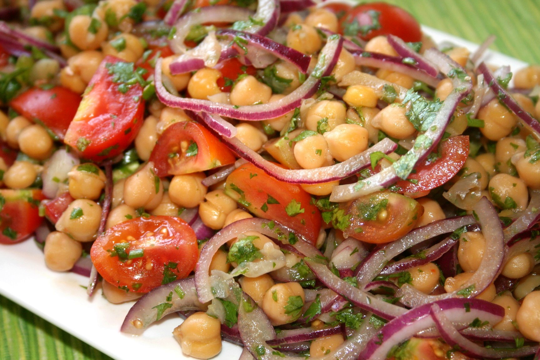 סלט גרגירי חומוס ועשבי תיבול