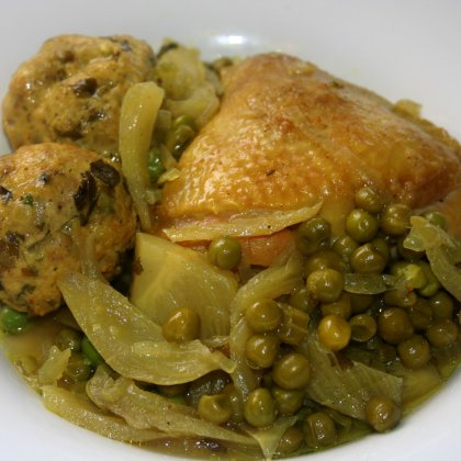 עוף וכדורי עוף עם אפונה ושומר