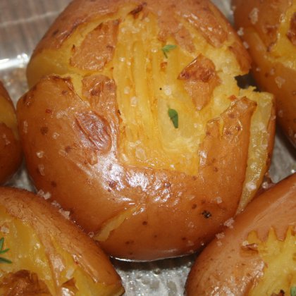 תפוחי אדמה אפויים במלח גס