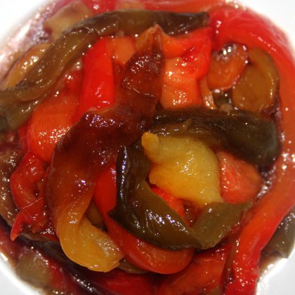 סלט פלפלים בשלושה צבעים