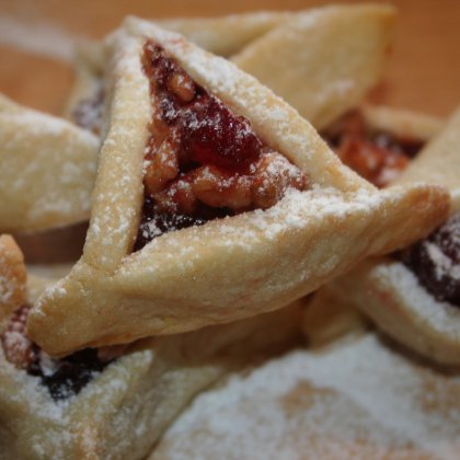 אוזני המן במילוי דובדבנים ואגוזי מלך