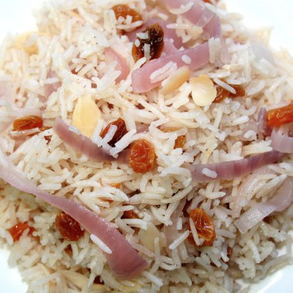 אורז עם בצל סגול צימוקים ושקדים