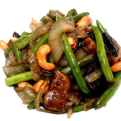 תבשיל שעועית ירוקה עם פטריות וקשיו