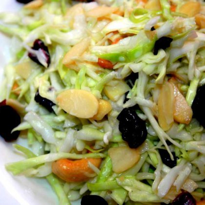 סלט כרוב חמוציות שקדים וקשיו