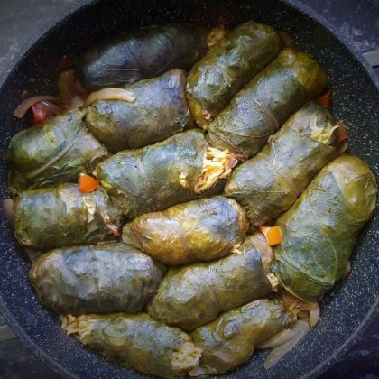 עלי מנגולד במילוי אורז וחמוציות