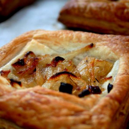 ריבועי בצק עלים במילוי בצל