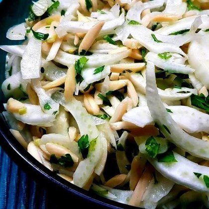 סלט שומר ושקדים בלימון