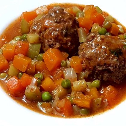 קציצות בשר עם קישואים אפונה ודלעת