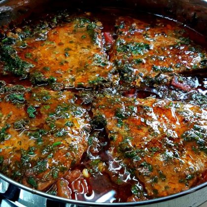 דג טונה וגרגירי חומוס ברוטב פיקנטי