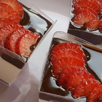 קינוחים בכוסות – קרם וניל שוקולד ותות פרווה