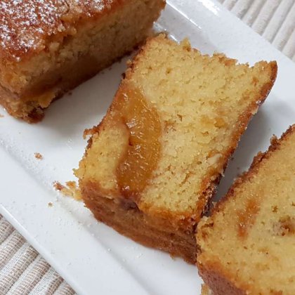 עוגה בחושה עם משמשים מקורמלים ואגוזי מלך