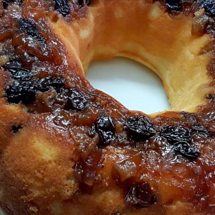 עוגת גבינה בחושה עם תפוחים מקורמלים ודבש