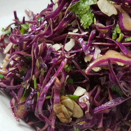 סלט כרוב סגול עם עשבי תיבול ושקדים