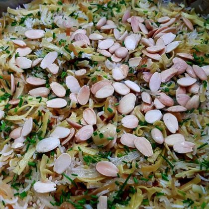 אורז עם אטריות עירית ושקדים