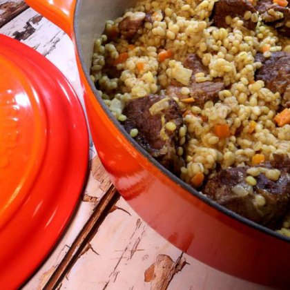 קדרת אוסובוקו עם גריסי פנינה וירקות שורש