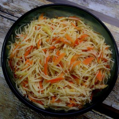 אטריות אורז עם גזרים וקישואים ברוטב סויה