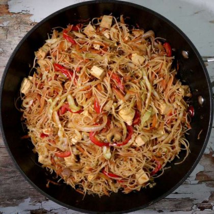 מקלוני אורז טופו וירקות מוקפצים