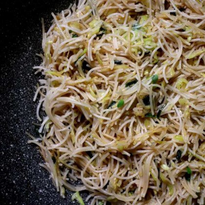 מקלוני אורז קישואים ובצל ירוק