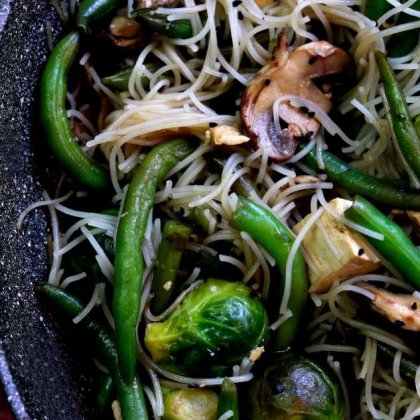 שעועית ירוקה כרוב ניצנים טופו ומקלוני אורז