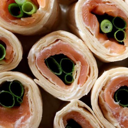 טורטיה ביס במילוי גבינת שמנת וסלמון מעושן