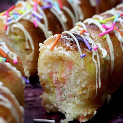 עוגה בחושה מודרנית שוקולד לבן וסוכריות פסטל