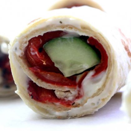 טורטיה ביס במילוי גבינת שמנת ופלפל קלוי