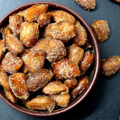 שקדים מסוכרים עם קינמון