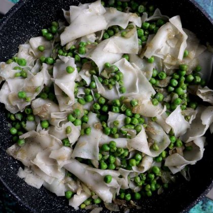 אפונה עם שבבי אורז ובצל