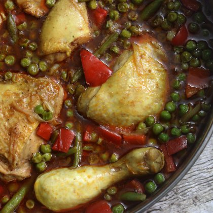 תבשיל עוף שעועית ירוקה אפונה ופלפל אדום