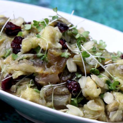 סלט חצילים קלויים נבטי חרדל ושקדים