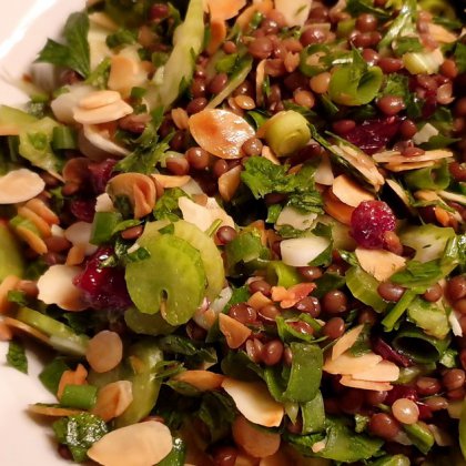 סלט עדשים שקדים וירוקים