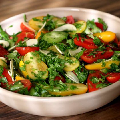 סלט עגבניות וירוקים