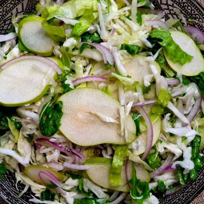 סלט עלים ואגסים