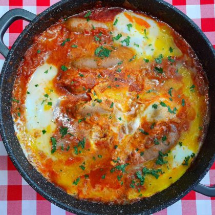 שקשוקה חריפה אש עם נקניקיות מרגז