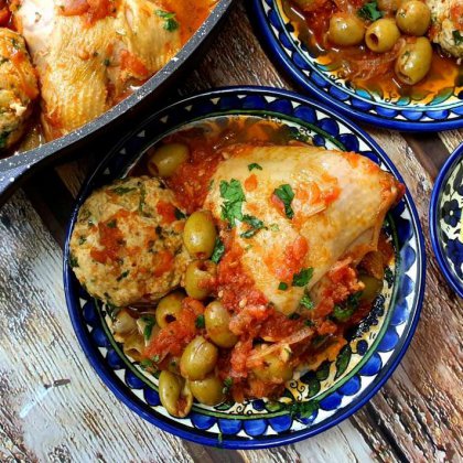 עוף וכדורי עוף ברוטב עגבניות וזיתים