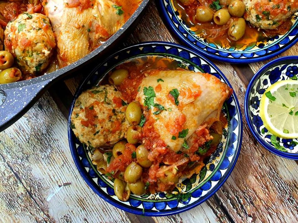 עוף וכדורי עוף ברוטב עגבניות וזיתים