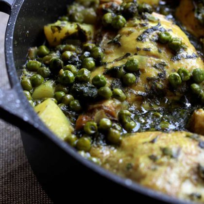 עוף אפונה ותפוחי אדמה בעשבי תיבול