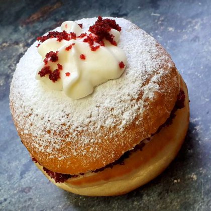 סופגניה בטעמי עוגת רד וולווט