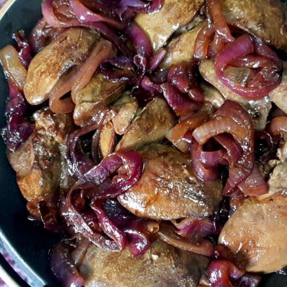 כבדי עוף ובצל מקורמלים בקרם בלסמי