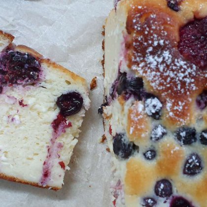 עוגת גבינה בחושה עם פירות יער