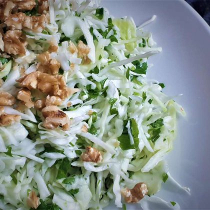 סלט כרוב ואגוזי מלך