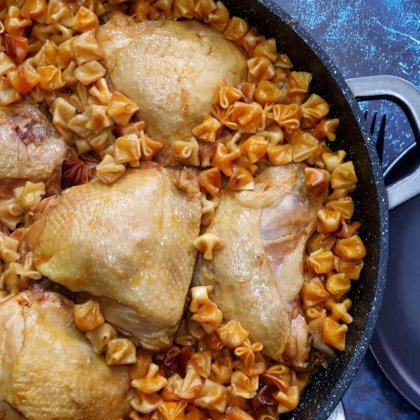 תבשיל עוף וקונכיות פתיתים