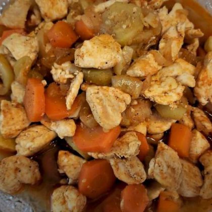 קוביות חזה עוף עם קישואים וגזר