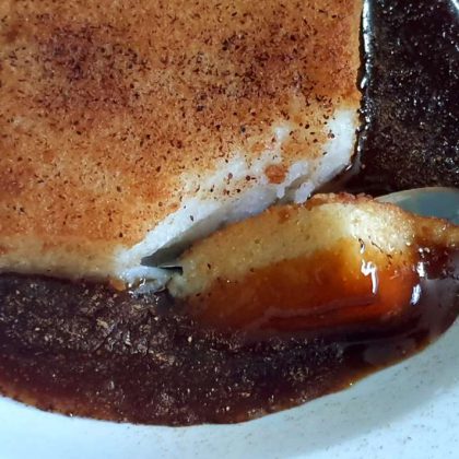 רוואני יווני – עוגת סולת וחלב ברוטב טופי