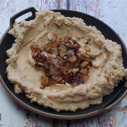 ממרח שעועית לבנה עם בצל מטוגן